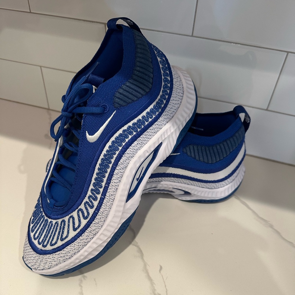 NIKE COSMIC 3